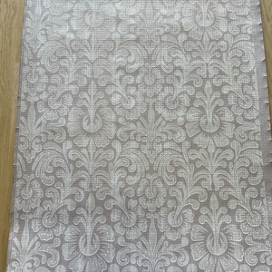 Carta da parati retrò viola chiaro con design floreale