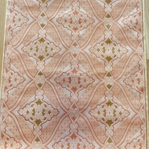 Carta da parati vintage rosa chiaro con eleganti accenti verdi