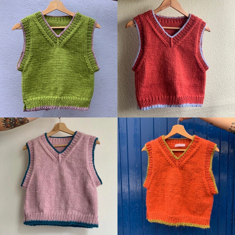 Puede incluir: Cuatro chalecos de punto sin mangas en diferentes colores: verde, rojo, rosa y naranja. Cada chaleco tiene un ribete de color contrastante alrededor del cuello y las sisas.