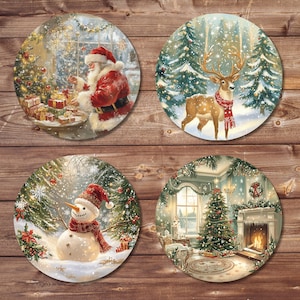 Peut inclure: Ensemble de quatre dessous de verre ronds de Noël. Chaque dessous de verre présente une scène festive différente : le Père Noël, un renne, un bonhomme de neige et un salon décoré avec une cheminée et un sapin de Noël. Thème hivernal et enneigé.