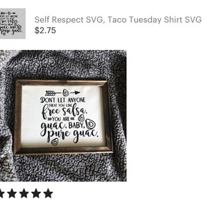 K&ouml;nnte beinhalten: Ein gerahmtes Schild mit wei&szlig;em Hintergrund und schwarzem Text, der lautet: "Lass dich von niemandem wie kostenlose Salsa behandeln. Du bist Guacamole, Baby, reines Guacamole." Das Schild ist in einem braunen Holzrahmen gerahmt und hat eine kleine Avocado-Illustration neben dem Text.