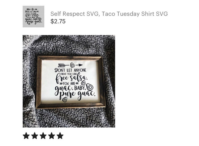 K&ouml;nnte beinhalten: Ein gerahmtes Schild mit wei&szlig;em Hintergrund und schwarzem Text, der lautet: "Lass dich von niemandem wie kostenlose Salsa behandeln. Du bist Guacamole, Baby, reines Guacamole." Das Schild ist in einem braunen Holzrahmen gerahmt und hat eine kleine Avocado-Illustration neben dem Text.