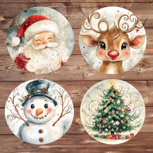 Op de afbeelding: Vier ronde kerstillustraties. De afbeeldingen tonen de kerstman in een rood pak en hoed, een rendier met een rode neus, een sneeuwpop met een zwarte hoed en een versierde kerstboom met cadeaus. Allemaal tegen een besneeuwde achtergrond.
