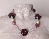 collana girocollo con perle in ceramica porcellana e pietre dure naturali giada rosa giada verde acquamarina