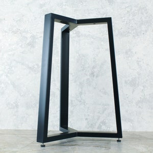 Pode incluir: Base de mesa de metal preto com um design triangular. A base tem um visual elegante e moderno e &eacute; feita de metal resistente.