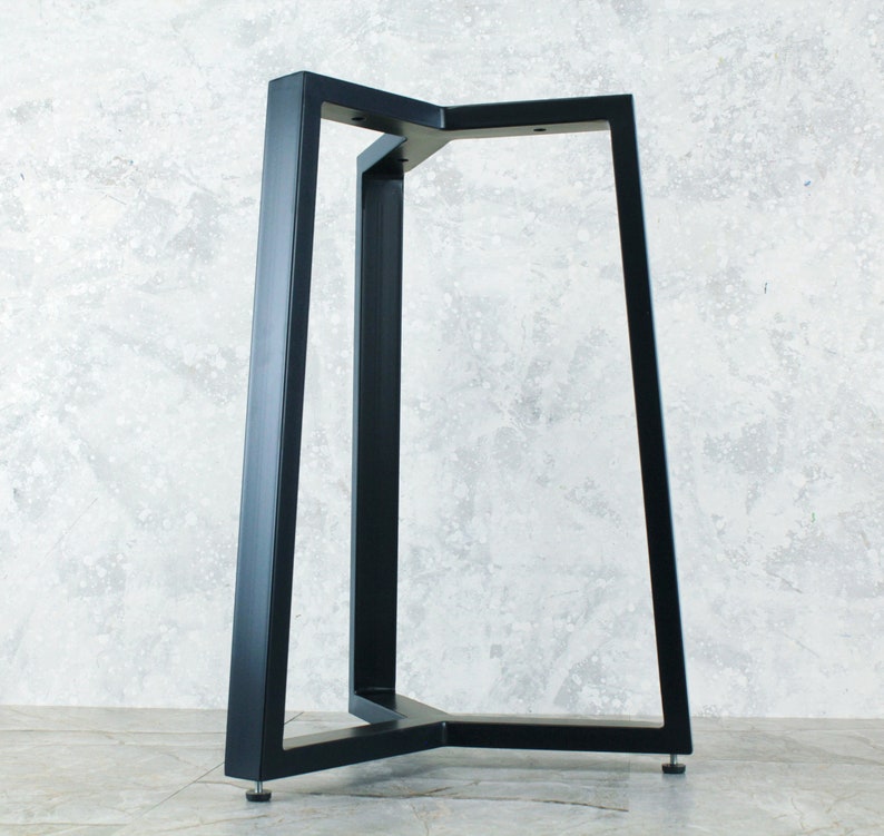 Pode incluir: Base de mesa de metal preto com um design triangular. A base tem um visual elegante e moderno e &eacute; feita de metal resistente.
