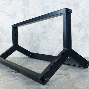 Pode incluir: Base de mesa de metal preto com um design triangular e quatro pernas. A base &eacute; feita de metal resistente e tem um acabamento preto.