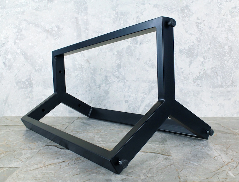 Pode incluir: Base de mesa de metal preto com um design triangular e quatro pernas. A base &eacute; feita de metal resistente e tem um acabamento preto.