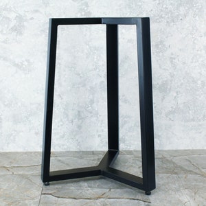 Pode incluir: Base de mesa de metal preto com um design triangular. A base tem uma moldura retangular e tr&ecirc;s pernas que se encontram num ponto no centro.