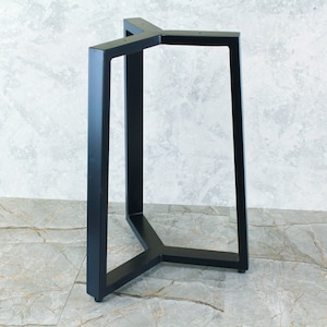 Puede incluir: Base de mesa de metal negro con forma triangular y tres patas. La base está hecha de metal resistente y tiene un diseño elegante y moderno.