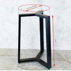 Pode incluir: Base de mesa de metal preto com design triangular. A base tem 61 cm de largura e 76 cm de altura.