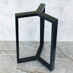 Pode incluir: Base de mesa de metal preto com forma triangular e moldura quadrada. A base &eacute; feita de metal resistente e tem um acabamento preto.