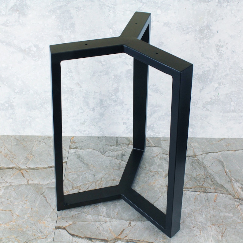Pode incluir: Base de mesa de metal preto com forma triangular e moldura quadrada. A base &eacute; feita de metal resistente e tem um acabamento preto.