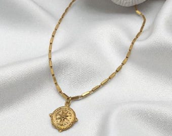 Pingente rosa dos ventos com corrente em prata de lei 925, banhado a ouro.