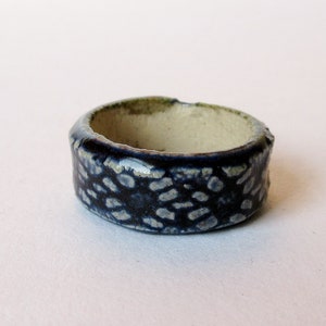 Anel de cerâmica azul texturizado estilo Boho - Anel de banda - Anel de declaração estampado - Joias de cerâmica moderna tamanho J - Anéis artesanais