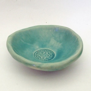 Kleine mintgroene turkoois boho print handgebouwde keramische trinket schotel kommen - ambachtelijk aardewerk - keramische pot - rustieke schotel - ringschotel
