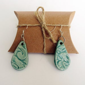 Gröna stengods droppformade örhängen - Unika - Boho - Hippie - Hantverkare - Silvergröna keramiska örhängen med mönster