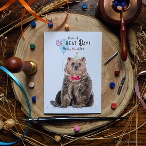 Carte de joyeux anniversaire | Bonne journée | Carte d'anniversaire d'ours brun assis | A6 vierge à l'intérieur |