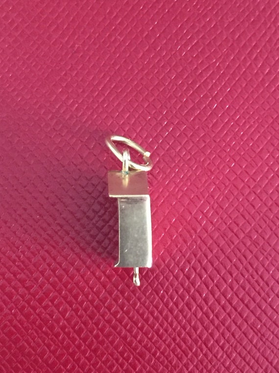 18ct gold charm - image 3