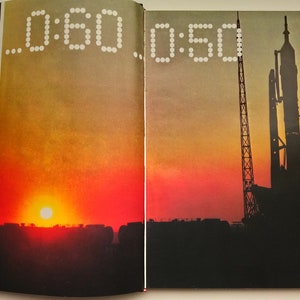 Puede incluir: Una portada de libro vintage con una foto en blanco y negro de un hombre en la página izquierda. La página derecha muestra una silueta de un cohete lanzándose contra un cielo de puesta de sol con el texto "0:50 0:50..." en blanco.