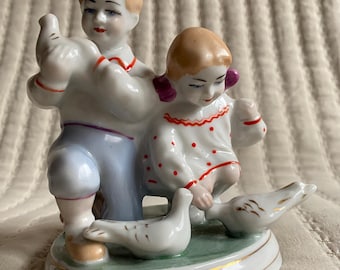 Figurine en porcelaine « Enfants nourrissant des pigeons »
