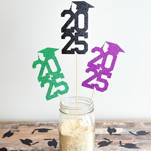 Decoraciones para fiestas de graduación 2025 - Paquete de 3 / Decoración de mesa para graduación / Centros de mesa para fiestas de graduación - Universitario con birretes
