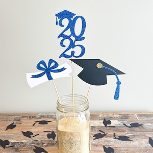 Decoraciones para fiestas de graduación 2025 / Centro de mesa para fiestas de graduación / Decoración de mesa para graduación - Juego de birretes cursivos