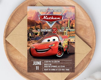 Könnte beinhalten: Eine Geburtstagseinladung mit einem roten und gelben Comic-Auto mit einem lächelnden Gesicht, dem Text "START YOUR ENGINES" und "Nathan is growing 2 FAST". Die Einladung enthält auch das Datum "JUNE 11", die Uhrzeit "12:00 PM to 2:00 PM", den Ort "ROUTE 66 RADITOR SPRINGS, AZ 12345" und RSVP-Informationen.