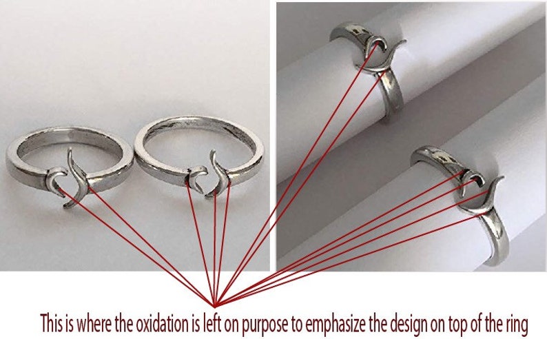 Puede incluir: Dos anillos de plata con un dise&ntilde;o estilizado en la parte superior. El dise&ntilde;o est&aacute; oxidado para resaltar los detalles.