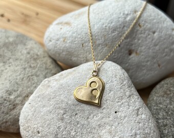 Gold Herz Semikolon Halskette mit 23 mm Anhänger.