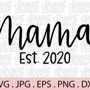 以下が含まれることがあります： 「ママ Est. 2020」と書いてある白黒のテキストグラフィック。テキストは筆記体です。グラフィックは白い背景です。