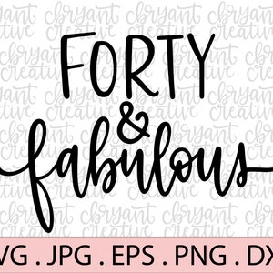 Peut inclure: Texte graphique noir et blanc qui lit "FORTY & fabulous". Le texte est dans un style manuscrit. En dessous du texte, une ligne de texte qui lit "SVG. JPG. EPS. PNG. DXF".