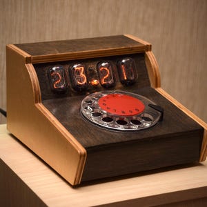 Temporizador visual Nixie com alarme sonoro, ideal para gerenciamento de tempo.