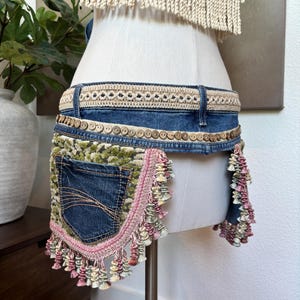 Upcycled denim pocket belt, festival belt with 4 pockets, bohemian belt, concert belt, vintage style fringed waist belt, boho cross body bag