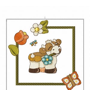 Puede incluir: Diseño bordado de una vaca de dibujos animados con una flor, flores y una mariposa, dentro de un borde verde. Las dimensiones son 181,4 x 181,0 mm.