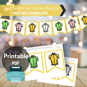 Op de afbeelding: Een banner met wimpels met wielertruien in groen, rode stippen, geel en wit. De banner is voorzien van het label "Tour de France Jersey Banner" en "Instant Download". Er wordt ook een afdrukbare PDF getoond.
