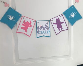 Pancarta de papel para crucero de chicas en rosa, morado y turquesa con personajes favoritos.