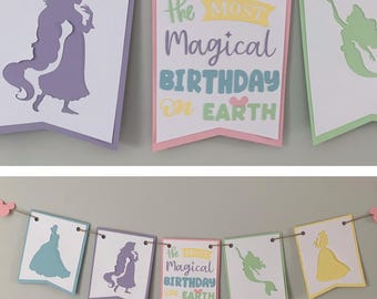 Pancarta del cumpleaños más mágico del mundo con princesas, decoraciones de hoteles de WDW.