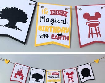 Pancarta "El cumpleaños más mágico del mundo" en los colores clásicos de Mickey Mouse: amarillo, rojo y negro - Decoración de hoteles de WDW