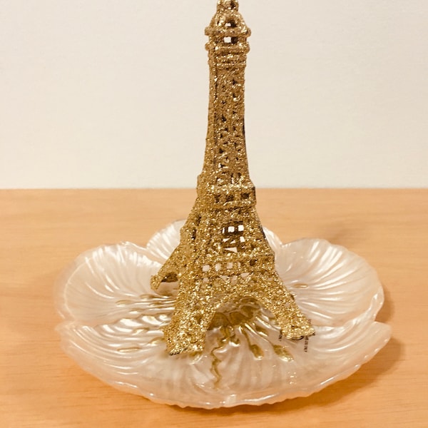 Lovely Trinket Dish. Golden dish displaying a Golden Eiffel Tower. Lovely.