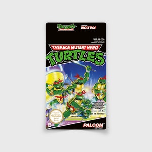 Könnte beinhalten: Eine Teenage Mutant Ninja Turtles Videospielkassette für das Nintendo Entertainment System. Die Kassette ist schwarz mit einem bunten Bild der vier Turtles, die auf der Vorderseite kämpfen. Der Text "Teenage Mutant Hero Turtles" ist in Weiß auf schwarzem Hintergrund gedruckt.