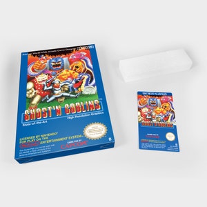 Könnte beinhalten: Eine blaue und weiße Nintendo Entertainment System-Spielkassettenbox für Ghost'n Goblins. Die Box zeigt eine farbenfrohe Illustration der Spielfiguren und ein Gütesiegel von Nintendo. Der Text auf der Box lautet "Ghost'n Goblins", "State-of-the-Art", "High Resolution Graphics", "Licensed by Nintendo for play on the Nintendo Entertainment System", "Game Pak by Capcom" und "Official Nintendo Seal of Quality".