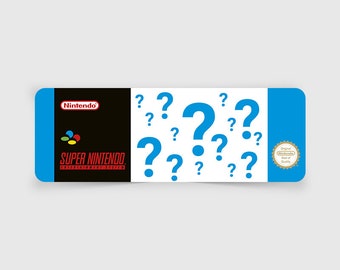 Op de afbeelding: Een blauwe en zwarte Super Nintendo Entertainment System-gamecartridge met een wit label met een blauw vraagtekenontwerp. Het label bevat ook de tekst "Nintendo" en "Super Nintendo Entertainment System".