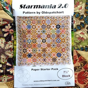 Könnte beinhalten: Ein Papier-Starter-Paket für ein Quiltmuster namens "Starmania 2.0" von Oldepatchart. Das Paket enthält Vorlagen für einen Block mit einer Größe von 7 1/2 Zoll. Das Bild zeigt einen bunten Quilt, der mit dem Muster hergestellt wurde.
