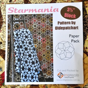 Könnte beinhalten: Ein weißes Papiermuster für einen 9 cm großen Quiltblock namens "Starmania" von Oldepatchart. Das Muster enthält ein Papierpaket und wird von Imprezzio zugeschnitten und verpackt.