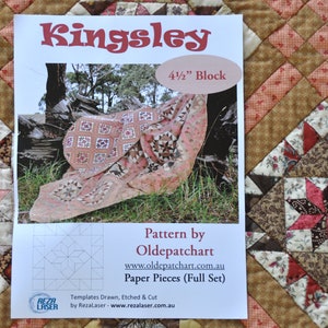 Könnte beinhalten: Ein Quiltmuster für einen 11,4 cm großen Block namens "Kingsley" von Oldepatchart. Das Muster enthält Papierstücke für den Block und ist auf der Website www.oldepatchart.com.au erhältlich. Das Muster wurde von RezaLaser entworfen und kann auf deren Website www.rezalaser.com.au erworben werden.