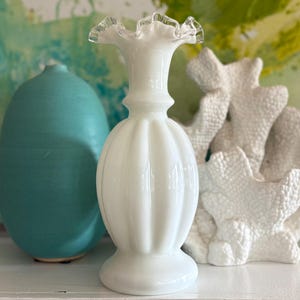 Fenton White Milk Glass Silvercrest Rüschenvase, 9 &#39;&#39; Vintage Fenton Glasvasen