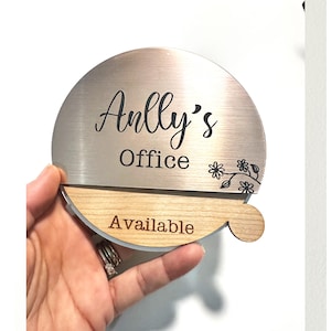 Letrero personalizado para la puerta de la oficina: Mensaje personalizado de entrada/salida - Madera y acrílico