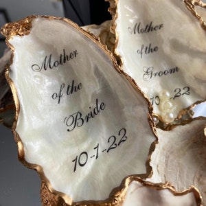 Mother of the Bride Gift Personalized Oyster Shell Ring Dish/Mother in Law Gift from Bride/Handmade Wedding Mementos/Bride Gift to Mom/Mom