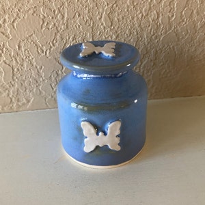 Pottery jar with lid